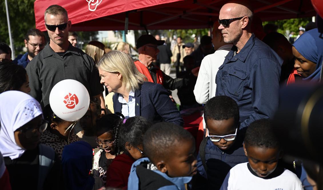 Statsminister Magdalena Andersson (S) besöker Tjärna ängar i Borlänge på måndagen. Foto: Pontus Lundahl/TT