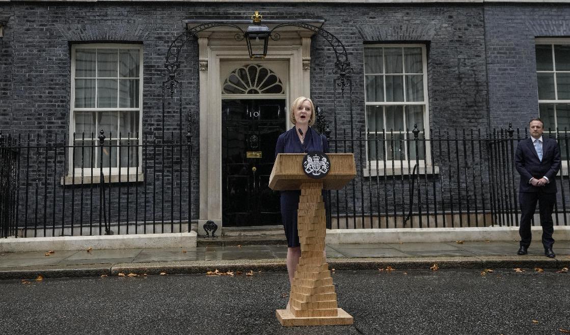Storbritanniens nya premiärminister Liz Truss håller sitt första anförande utanför 10 Downing Street. Foto: Kirsty Wigglesworth/AP/TT