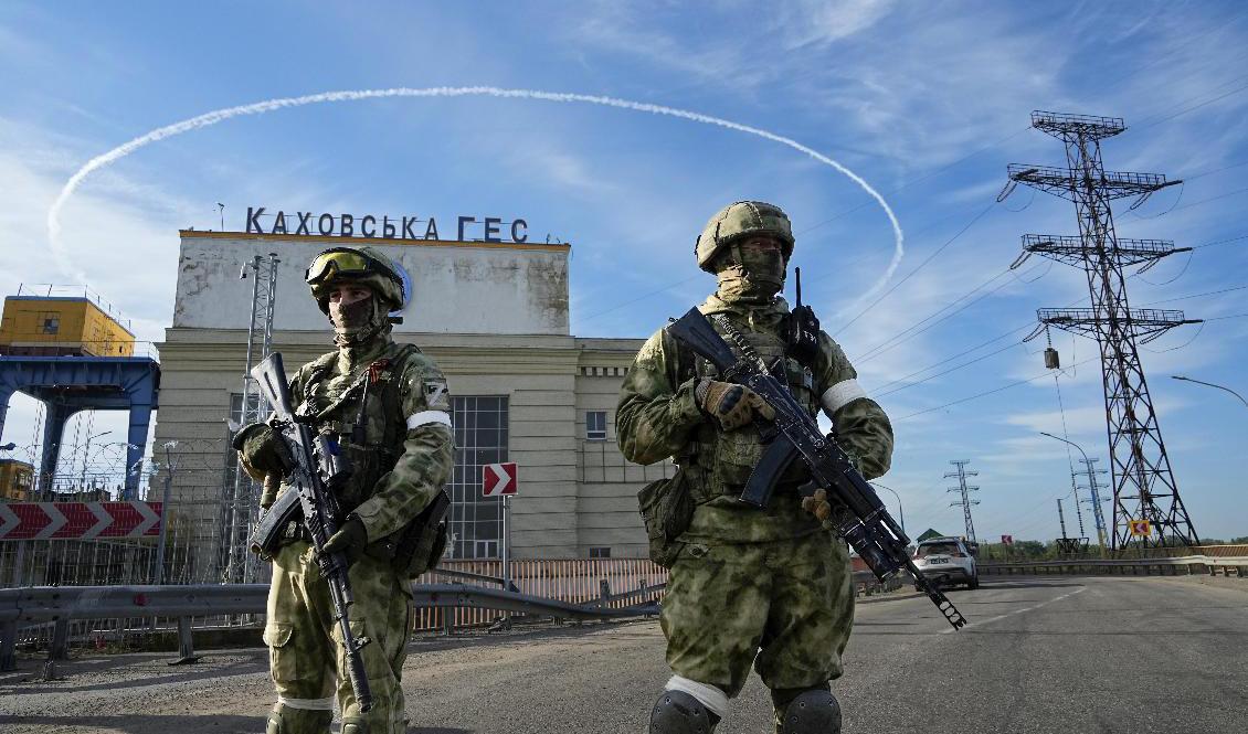 Ryska soldater på ockuperat område i Cherson-regionen. Bilden är tagen av en AP-fotograf under en resa anordnad av det ryska försvarsdepartementet. Foto: AP/TT