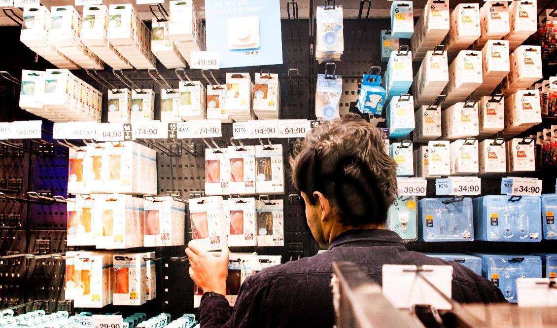 Konsumenterna väntas få mindre pengar över i plånboken framöver. Arkivbild. Foto: Isabell Höjman/TT