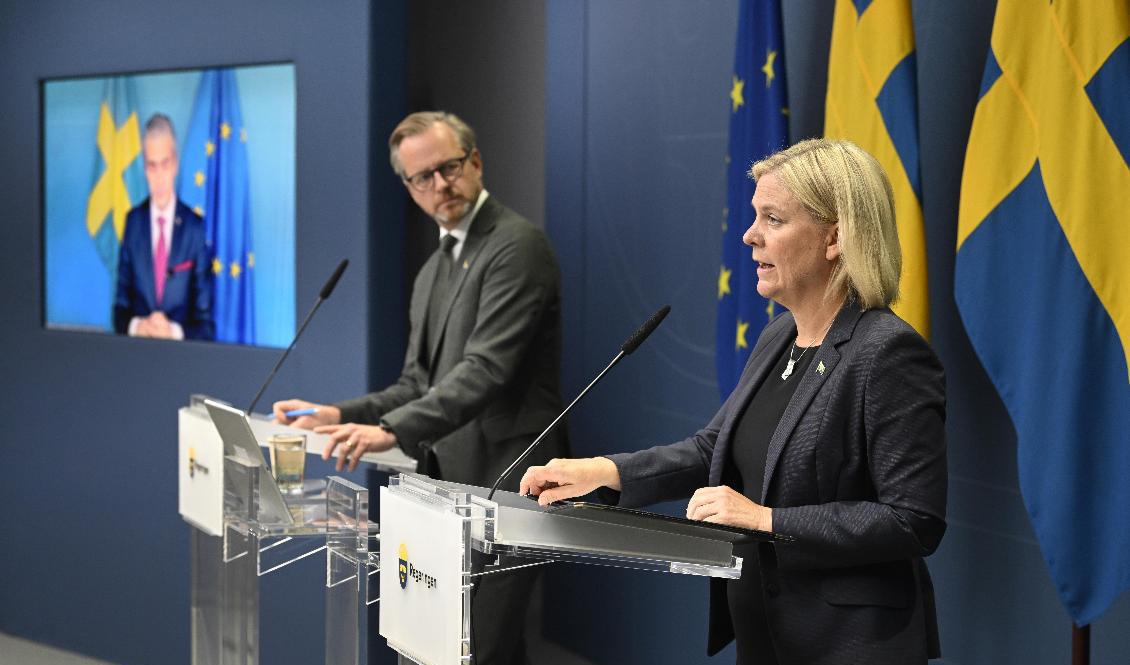 Statsminister Magdalena Andersson, finansminister Mikael Damberg och energi- och digitaliseringsminister Khashayar Farmanbar (på skärm) under fredagens pressträff med anledning av ett extrainsatt energiministerrådsmöte i Bryssel. Foto: Fredrik Sandberg/TT