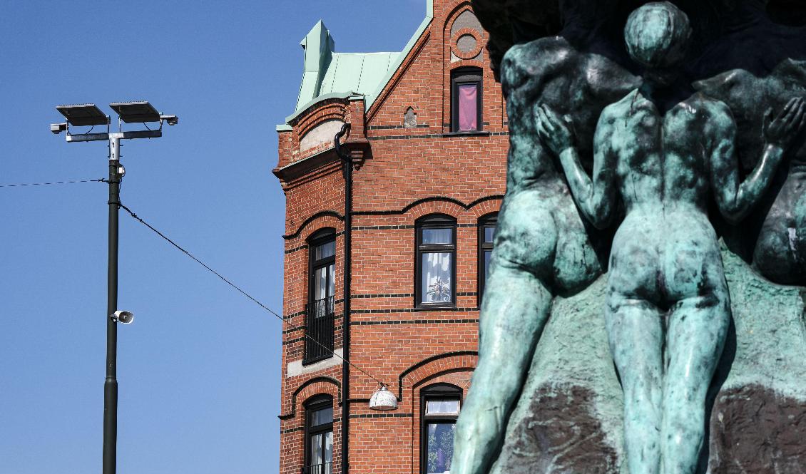 Moderaterna vill avsätta 600 miljoner kronor för fler polisiära kameror. På bilden syns hur Malmöpolisen satt upp kameror, högtalare och fjärrstyrd belysning på samma stolpe. Arkivbild. Foto: Johan Nilsson/TT