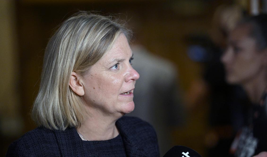 Statsminister Magdalena Andersson (S) möter pressen när hon anländer till TV4:s "duell" på Nalen i Stockholm. Foto: Fredrik Sandberg/TT