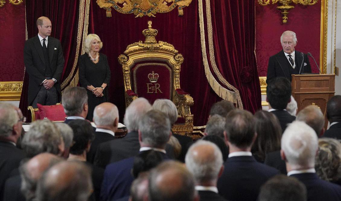 Charles III talar efter att ha utnämnts till kung. Äldste sonen, prins William, och drottninggemål Camilla flankerar kungen. Foto: Jonathan Brady/AP/TT