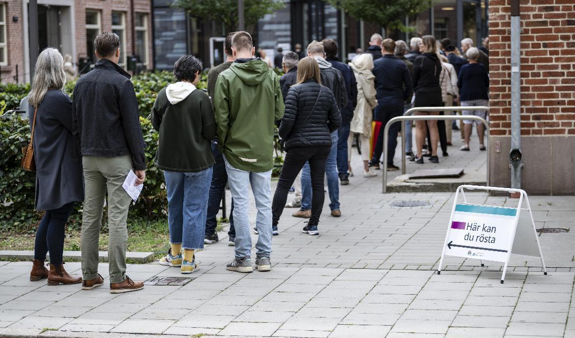 En lång kö till vallokalen i Fågelbacksskolan i Malmö. Foto: Johan Nilsson/TT