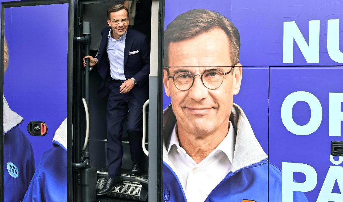 Moderaternas partiledare Ulf Kristersson (M) anlände tidigare i dag till vallokalen på Multeum i Strängnäs för att rösta. Foto: Jonas Ekströmer/TT