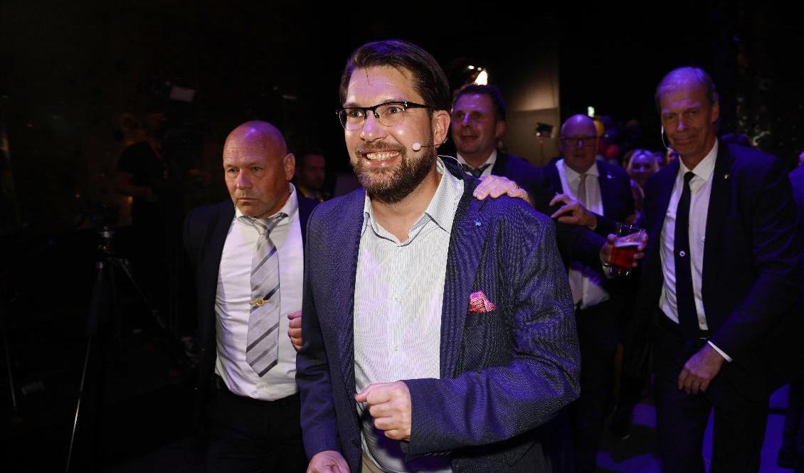 Sverigedemokraternas partiledare Jimmie Åkesson (SD) var glad under valnatten. Foto: Stefan Jerrevång/TT