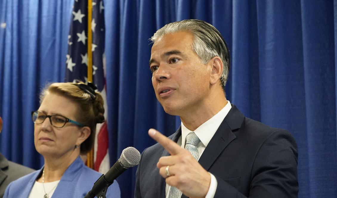 Kaliforniens chefsåklagare Rob Bonta presenterade stämningen. Foto: Eric Risberg/AP/TT