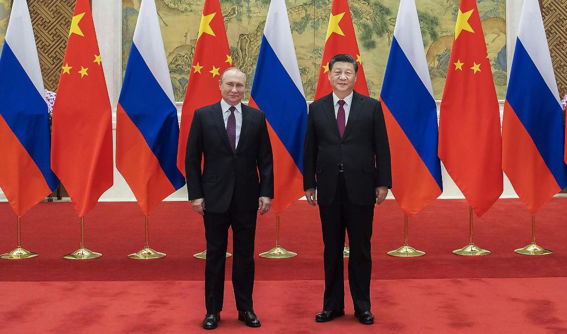 Rysslands president Vladimir Putin tillsammans med Kinas president Xi Jinping vid deras senaste möte i februari. Bilden kommer från den statliga kinesiska nyhetsbyrån Nya Kina. Arkivbild. Foto: Li Tao/Nya Kina/AP/TT