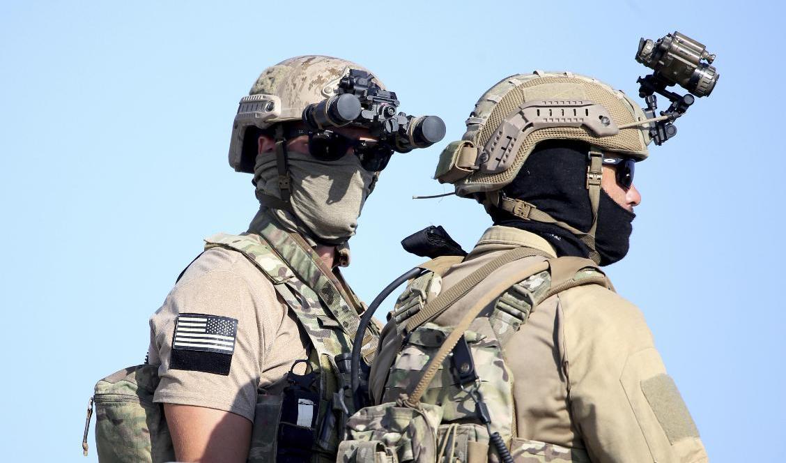 En soldat från specialkommandot U.S Navy Seal tillsammans med en kollega under en gemensam övning mellan USA och Cypern i hamnen i Limassol hösten 2021. Arkivbild. Foto: Philippos Christou/AP/TT