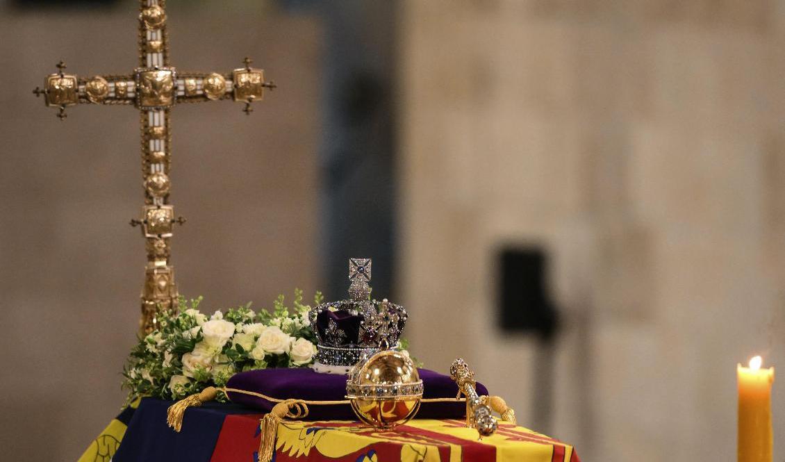 Drottning Elizabeths kista inne i Westminster Hall. Foto: Daniel Leal/AP/TT
