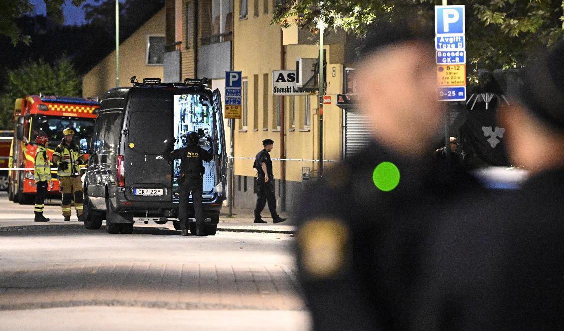 Bombtekniker har under tidiga söndagsmorgonen undersökt ett misstänkt föremål som kastats in i en lägenhet i Malmö. Foto: Johan Nilsson/TT