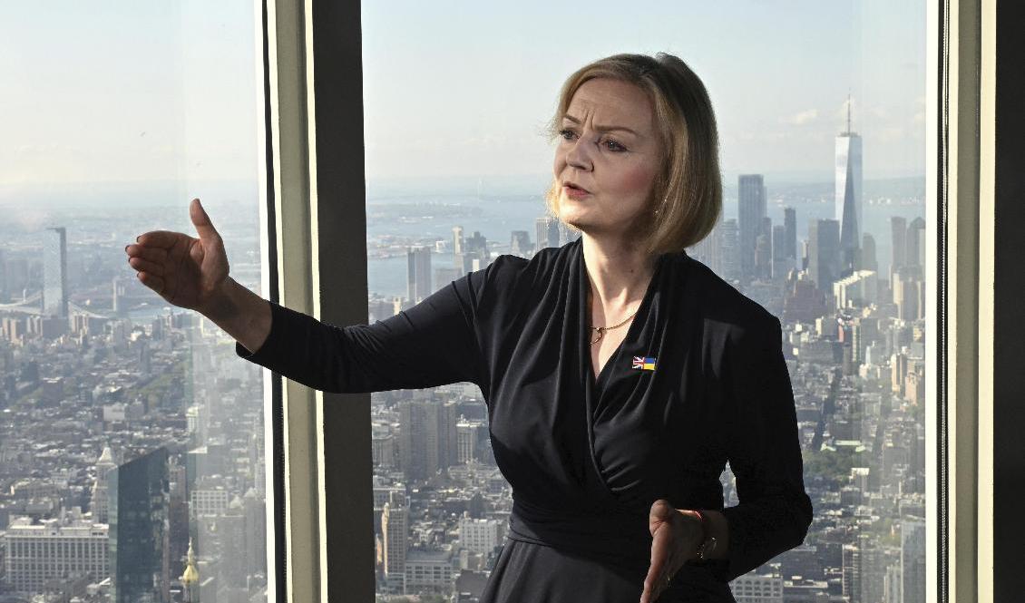 Storbritanniens premiärminister Liz Truss, på besök i New York och FN:s toppmöte, håller presskonferens i Empire State Building. Foto: Toby Melville/Pool via AP/TT