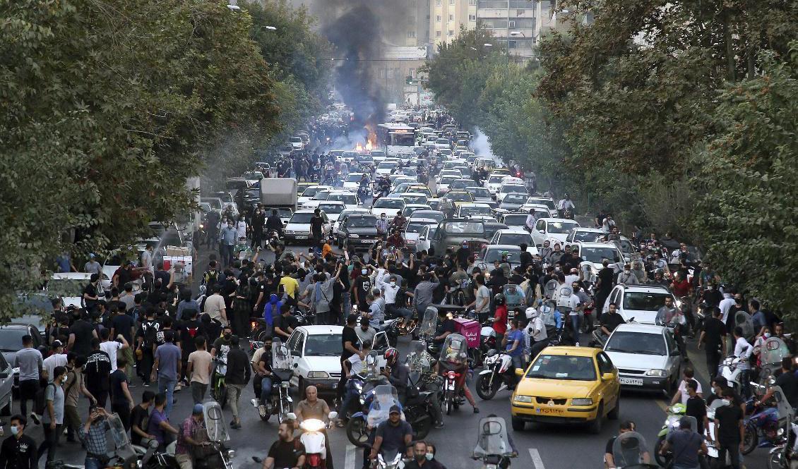Demonstranter i centrala Teheran på onsdagen. Den här bilden togs av en privatperson och har sedan lämnats vidare till nyhetsbyrån AP. Foto: AP/TT