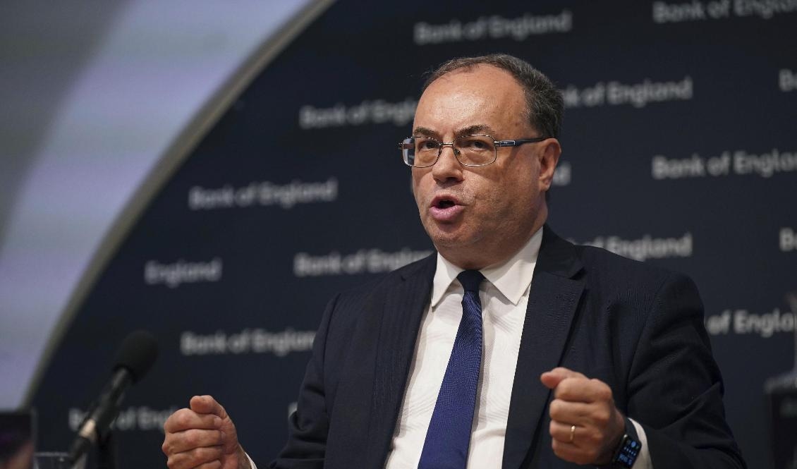 Den brittiska centralbanken Bank of England, med chefen Andrew Bailey, höjer räntan. Arkivbild Foto: Yui Mok AP/TT