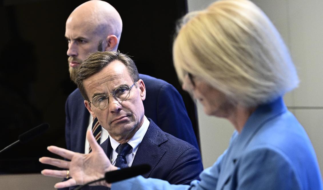 Mycket är ännu oklart om det utlovade högkostnadsskyddet. Moderaternas energipolitiske talesperson Carl-Oskar Bohlin, partiledaren Ulf Kristersson och ekonomisk-politiska talesperson Elisabeth Svantesson. Arkivbild. Foto: Claudio Bresciani/TT
