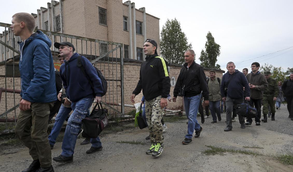 Inkallade ryssar samlas vid en rekryteringsanläggning i Volgograd i sydvästra Ryssland på lördagen. Foto: AP/TT