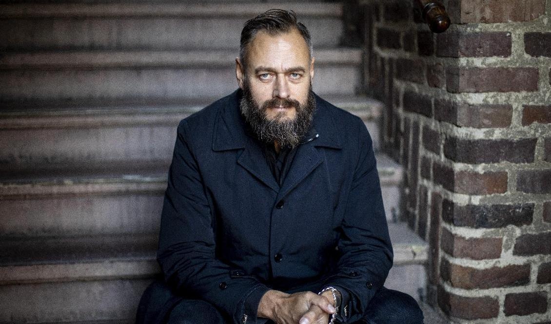 I sin nya bok Templet i öknen går Olof Lundh på djupet i frågan om hur Qatar fick VM i fotboll. Foto: Christine Olsson/TT