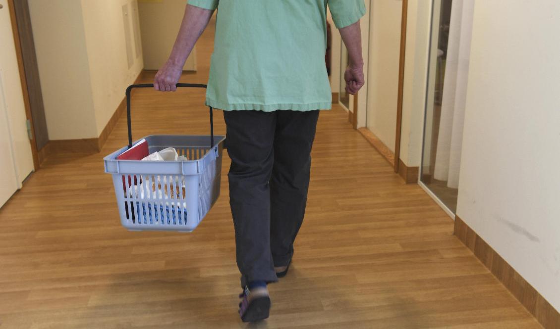 Socialchefer uppger att det blivit svårare att få tag i personal inom flera yrkesgrupper, bland annat medarbetare till äldreomsorgen. Arkivbild. Foto: Fredrik Sandberg/TT
