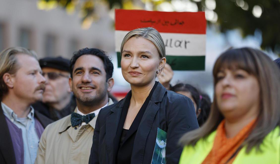 Socialförsäkringsminister Ardalan Shekarabi (S) och Kristdemokraternas partiledare Ebba Busch vid en manifestation för det iranska folket på Norrmalmstorg i Stockholm. Foto: Christine Olsson/TT