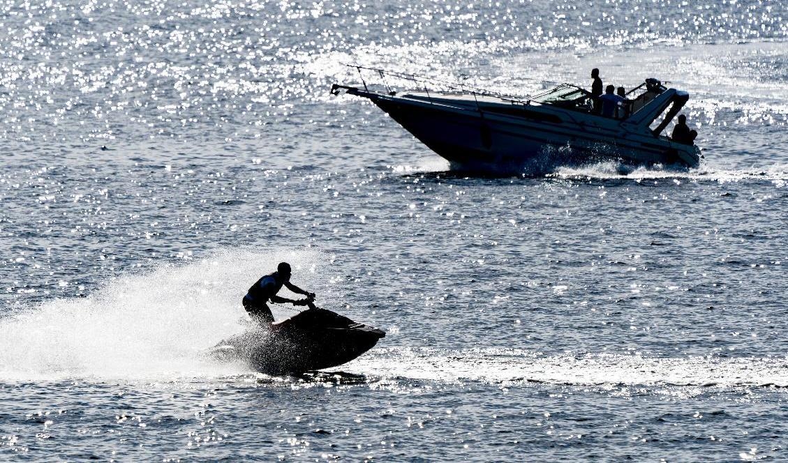 Nio personer har åtalats för olovlig vattenskoterkörning. Vattenskoterföraren på bilden har inget med texten att göra. Arkivbild. Foto: Johan Nilsson/TT