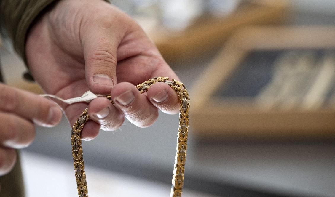 "Allt är dyrare nuförtiden. Det är för att kunna betala räkningar", säger en av kunderna på Pantbanken Triangeln. Foto: Johan Nilsson/TT