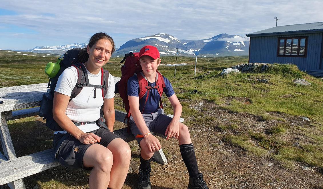 Ett av stoppen på Anna Heimerssons och hennes sons fjällvandring var STF Fältjägaren fjällstuga, 12 km från Helagsfjället i Härjedalen. Foto: Privat