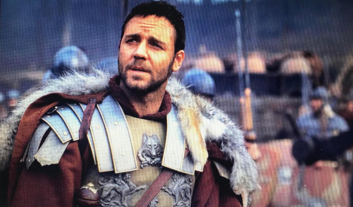 Huvudtemat i filmen är allmängiltigt. Detta är en film om längtan efter frihet och fred. Russell Crowe i en stark rollprestation som general Maximus, som tvingas slåss för sitt liv som gladiator.