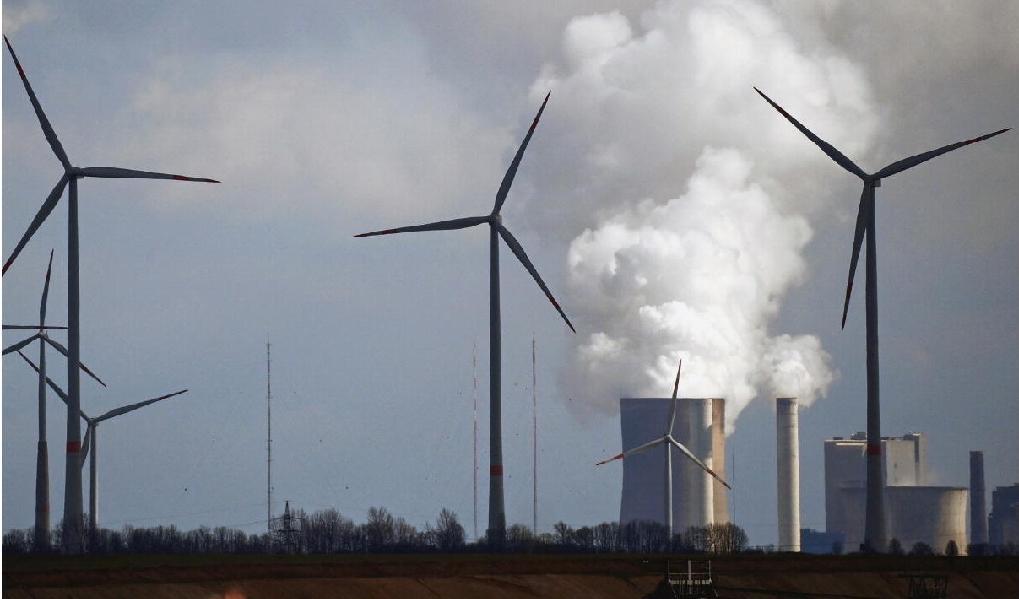 

Vindturbiner syns framför ett kolkraftverk i tyska Garzweiler. Stoppandet av ryska gasleveranser har lett till energikris i EU. Foto: Ina Fassbender/AFP via Getty Images                                                                                        