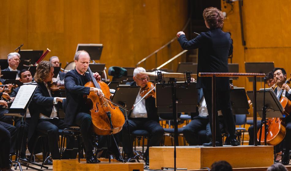 

Tillsammans med Göteborgs Symfoniker imponerade den skicklige cellisten Claes Gunnarsson stort i Rokokovariationerna. Foto: Francis Löfvenholm                                                                                        