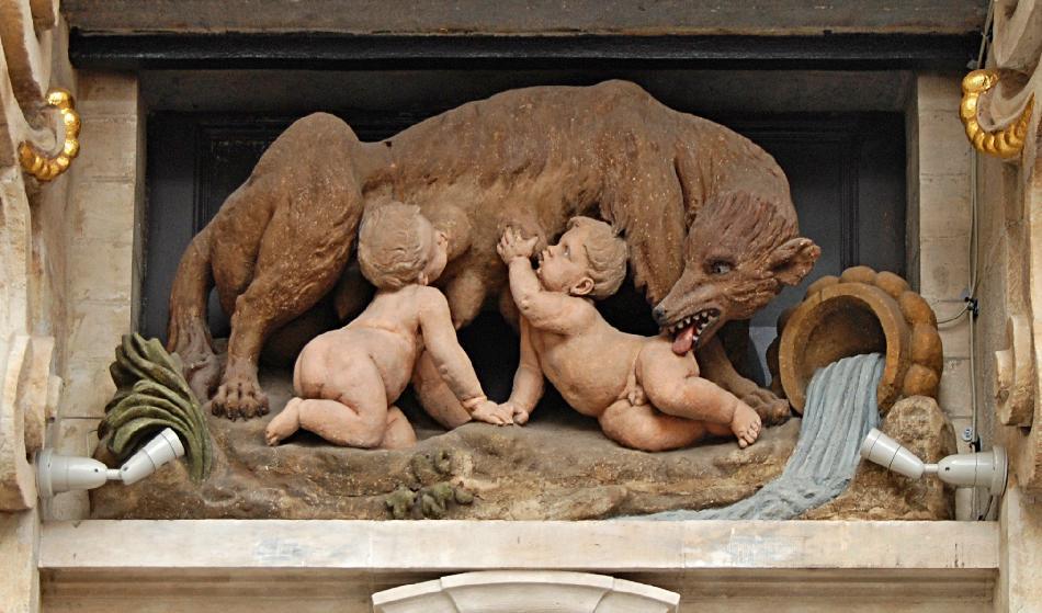 
Varför fascineras vi av tvillingar? Romulus och Remus är troligen bland de mest kända kända i historien. Här avbildade tillsammans med varghonan i Bryssel på Maison de la Louve, vargens hus. Foto: Creative Commons                                            