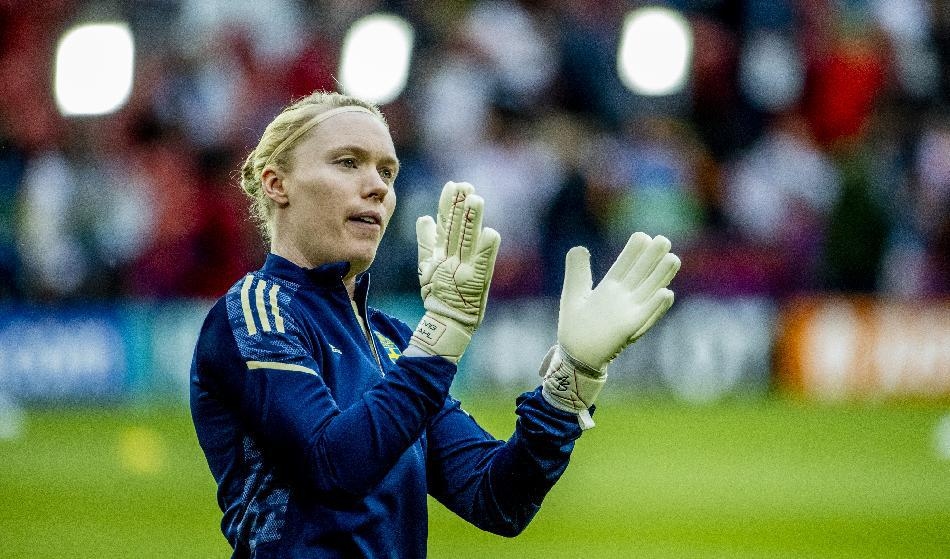 Målvakten Hedvig Lindahl innan semifinalen i fotbolls-EM mellan England och Sverige på Bramall Lane i Sheffield, England i somras. Foto: Adam Ihse/TT