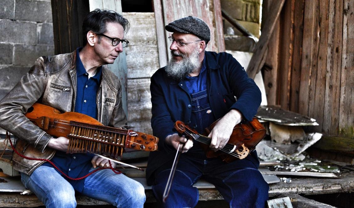Olov Johansson och Mikael Marin spelar i folkbandet Väsen. Med nyckelharpan som ett av sina huvudsakliga huvudsakliga instrument har de spelat i såväl Europa som USA och Japan. Foto: Eva Karlsson