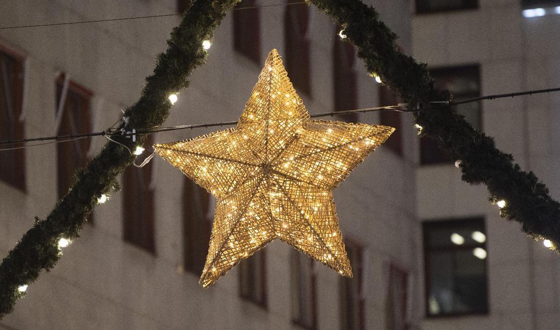 I år planerar många kommuner att minska på julbelysningen för att dra ned på elförbrukningen. Arkivbild. Foto: Fredrik Sandberg/TT