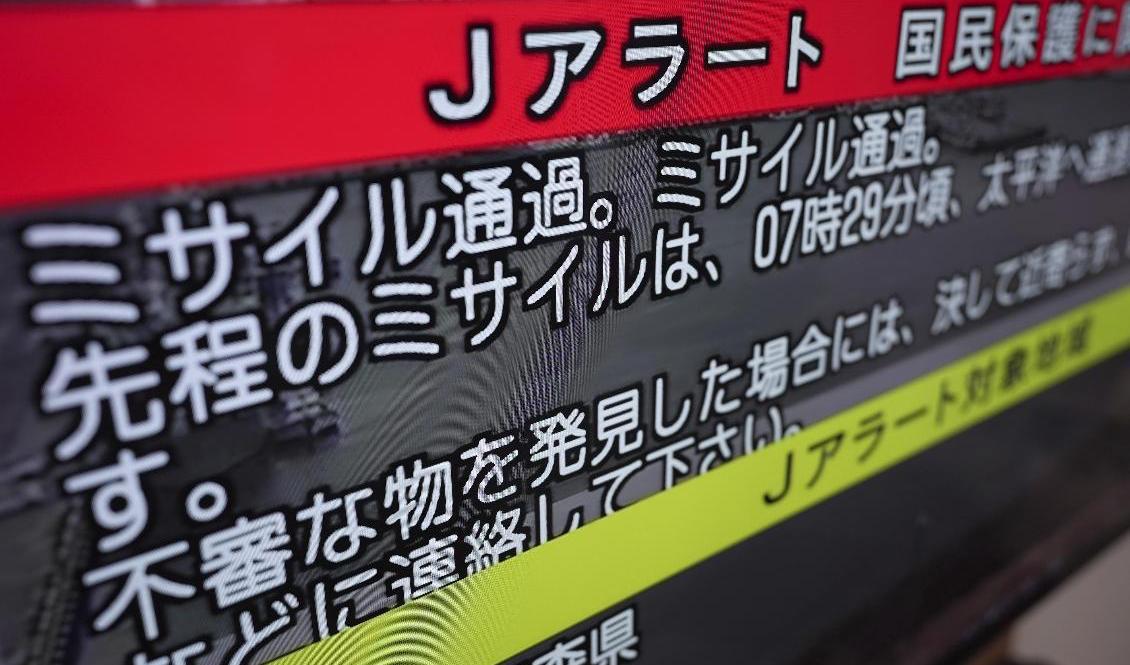 En japansk tv-kanal visar uppamningen om evakuering som skickats ut till följd av att Nordkorea ska ha avfyrat en robot över japanskt territorium. Foto: Eugene Hoshiko/AP/TT