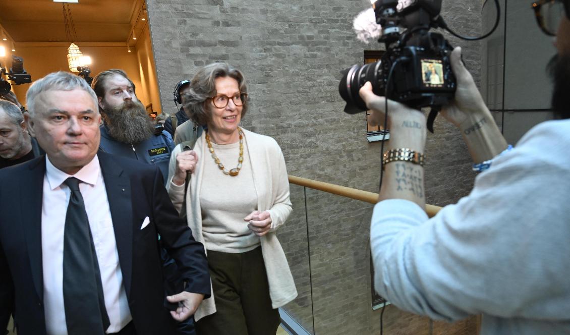 Birgitte Bonnesen på väg in i rättssalen i Stockholms tingsrätt med sin advokat Per E Samuelson. Foto: Fredrik Sandberg/TT