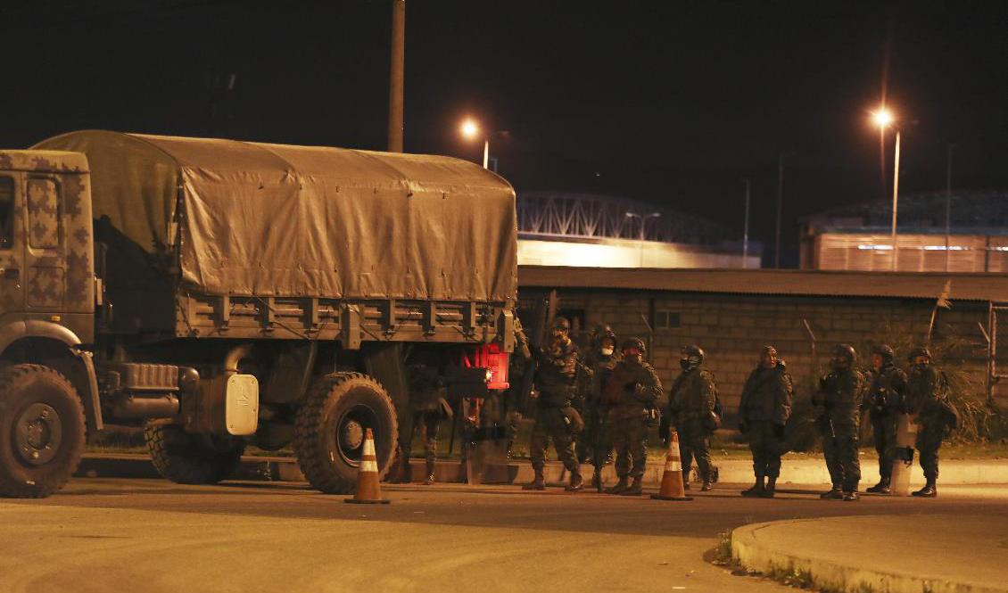 Minst 15 fångar har dödats i ett fängelseupplopp i staden Latacunga. Bilden är tagen vid ett fängelseupplopp i staden i februari 2021. Arkivbild. Foto: Dolores Ochoa/AP/TT