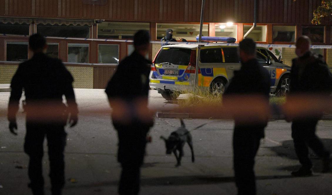 Polisen arbetar på den plats där en ung man har skjutits ihjäl vid en fritidsgård i stadsdelen Ronna i Södertälje 30 september i år. Kvällen efter inträffade en ny dödsskjutning. Foto: Fredrik Persson/TT