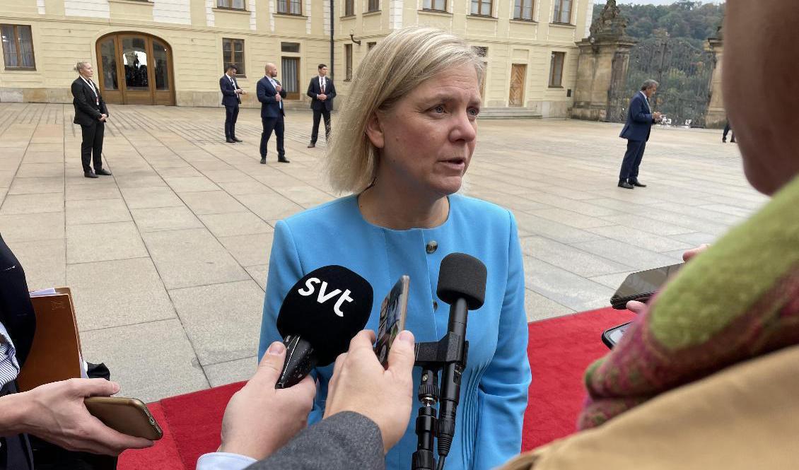 Statsminister Magdalena Andersson (S) möter media vid Europa-toppmötet i Prag. Foto: Wiktor Nummelin/TT