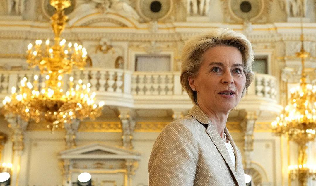 EU-kommissionens ordförande Ursula von der Leyen ska ta fram nya förslag för att få bukt med energisituationen i EU efter fredagens EU-toppmöte i Prag. Foto: Petr David Josek/AP/TT