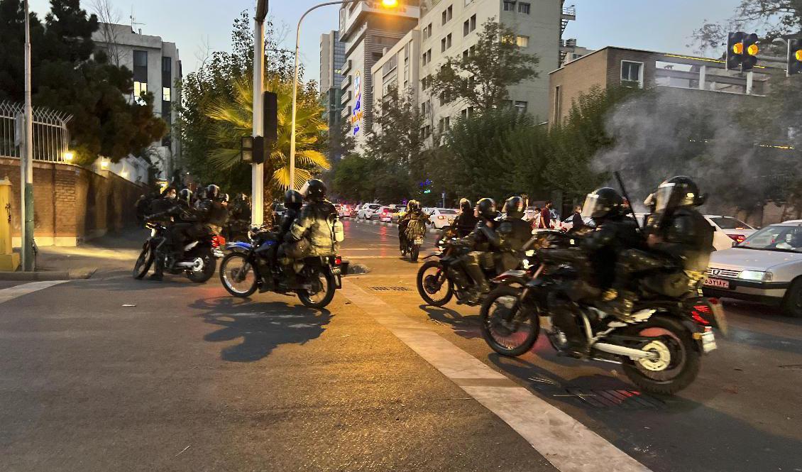 Säkerhetsstyrkor med batonger i Teheran, Iran. Bild från 19 september. Foto: AP/TT