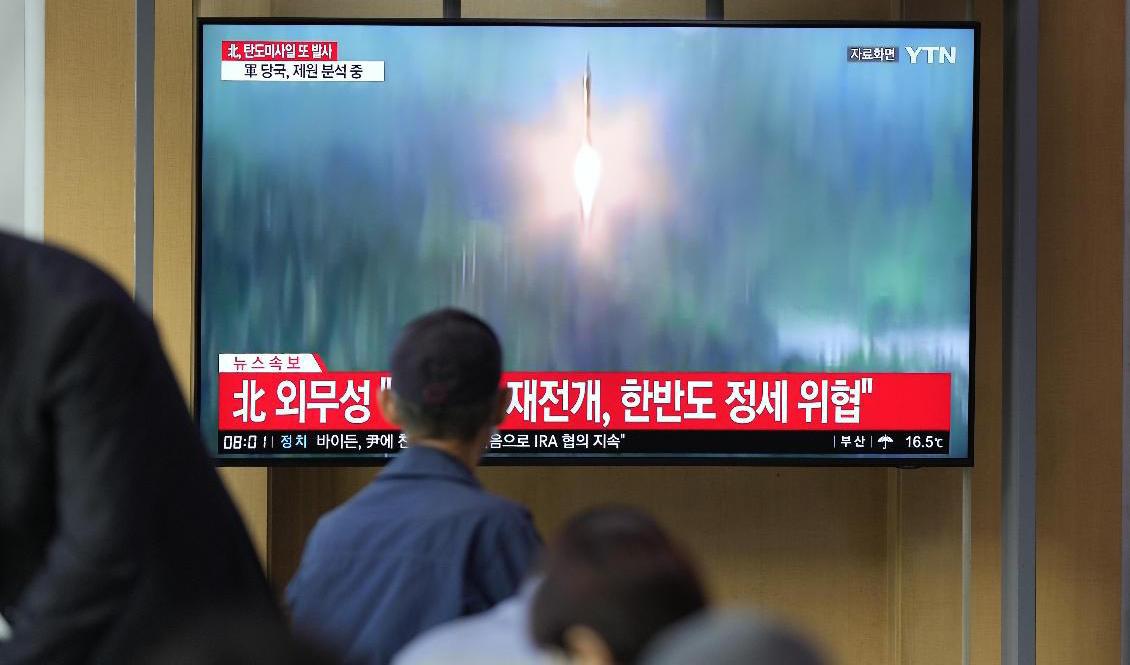 Nyhetsrapportering i Seoul, Sydkorea, gälande Nordkoreas robottest i torsdags. Foto: Lee Jin-man/AP/TT