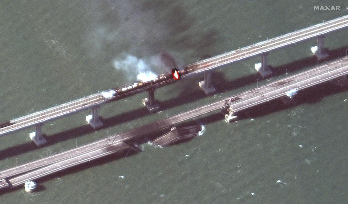 Delar av vägbanan har kollapsat och fallit ned i vattnet, enligt den här bilden tagen på lördagen av satellitföretaget Maxar. Foto: Maxar/AP/TT