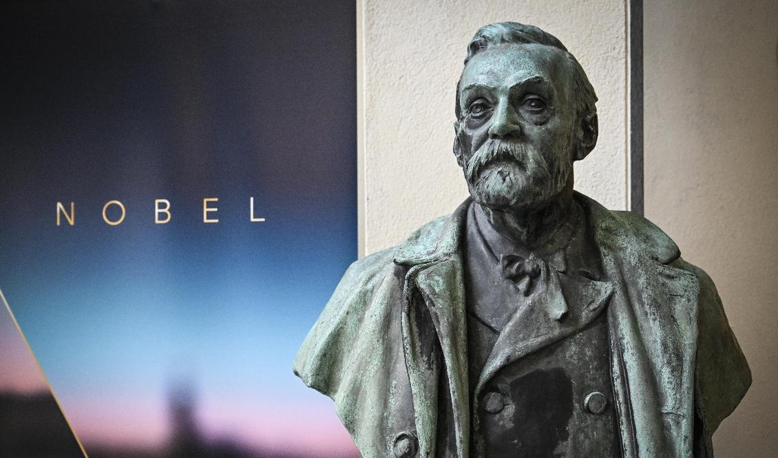 En staty av Alfred Nobel på Karolinska Institutet i Stockholm. Arkivbild. Foto: Henrik Montgomery/TT