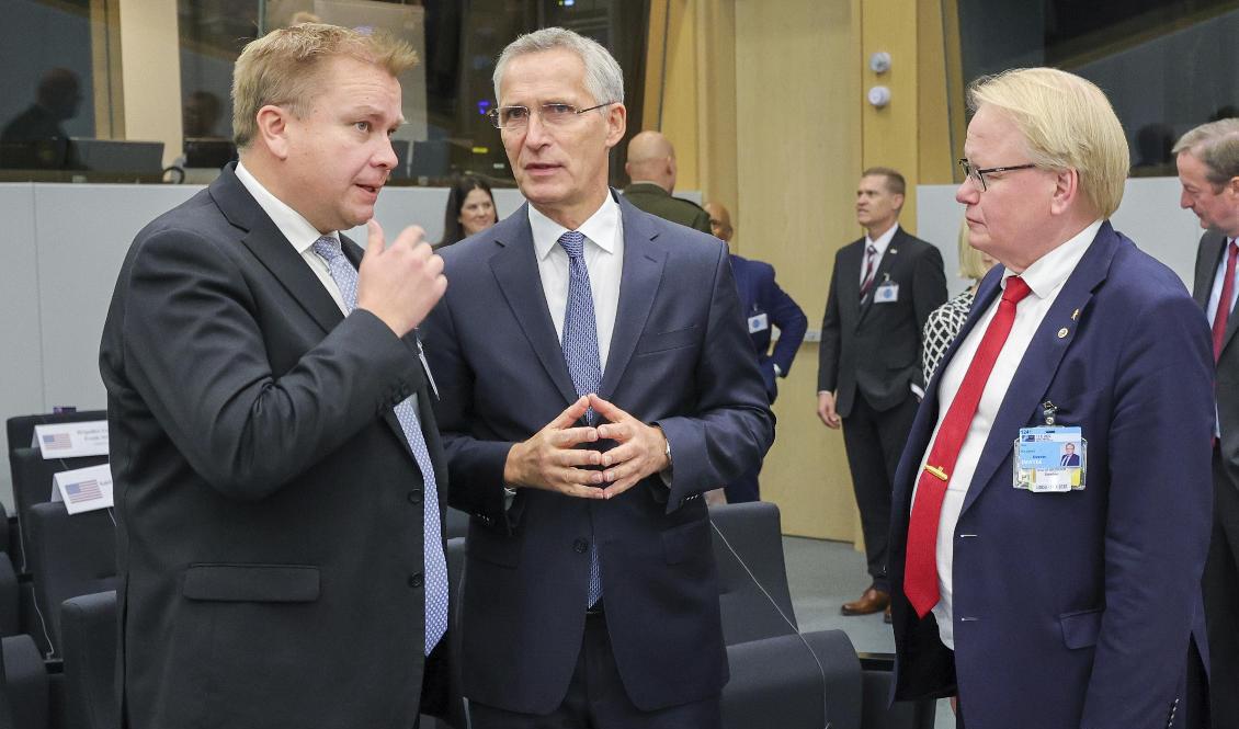Natos generalsekreterare Jens Stoltenberg tillsammans med Finlands försvarsminister Antti Kaikkonen och Sveriges Peter Hultqvist vid ett möte för kontaktgruppen för Ukrainas försvar i onsdags. Foto: Olivier Matthys/AP/TT