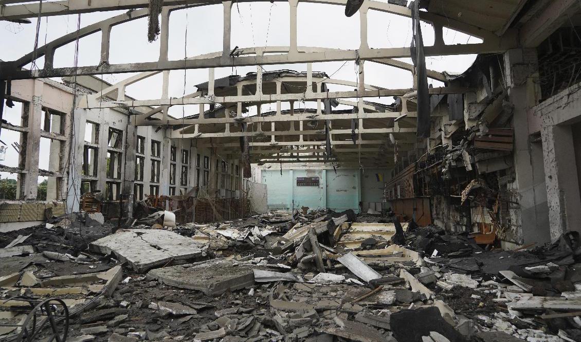 En idrottshall tillhörande det tekniska universitetet i Charkiv skadades i somras i en nattlig attack. Foto: Andrii Marienko/AP/TT