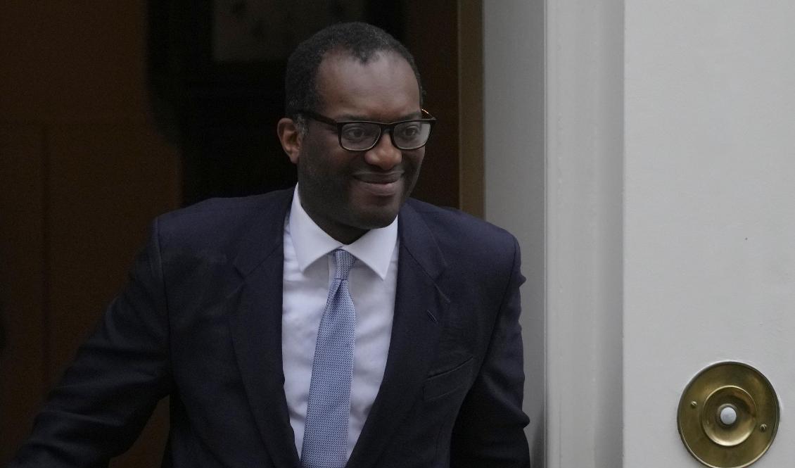 Kwasi Kwarteng lämnar 10 Downing Street efter att ha fått sparken som Storbritanniens finansminister på fredagen. Foto: Alberto Pezzali/AP/TT