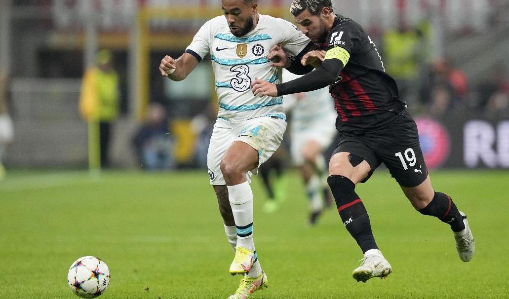 Reece James, till vänster, missar VM i Qatar efter en knäskada han ådrog sig mot Milan i Champions League. Arkivbild. Foto: Antonio Calanni/AP/TT