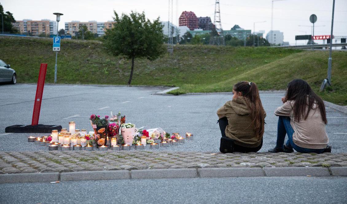 Blommor och ljus på den plats där Adriana sköts till döds sommaren 2020. Arkivbild. Foto: Ali Lorestani/TT