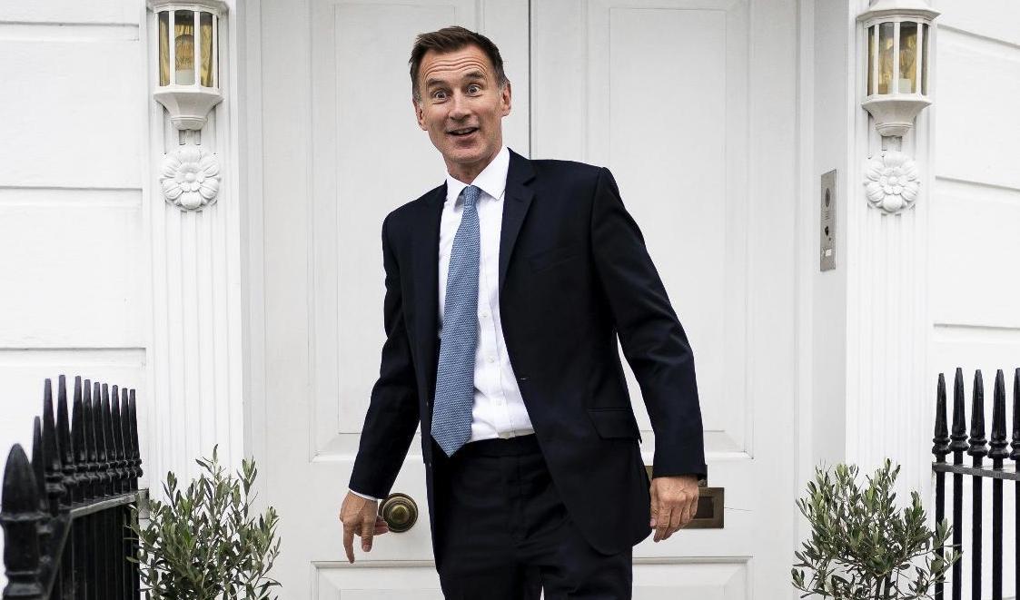 Jeremy Hunt lämnar sitt hem i fredags efter det att han precis blivit utnämnd till finansminister. Foto: Aaron Chown/AP/TT